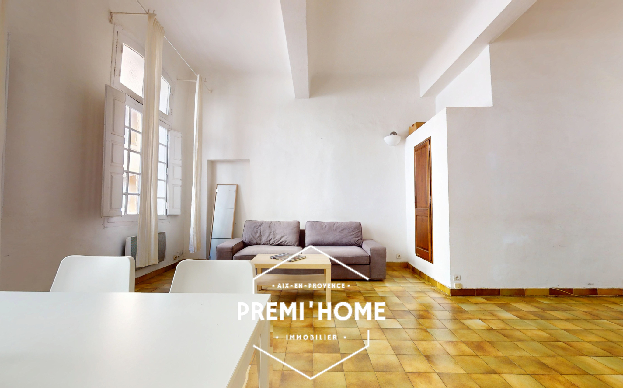 A VENDRE GRAND STUDIO CENTRE HISTORIQUE AIX EN PROVENCE - Premi'home Agence immobilière Aix En Provence