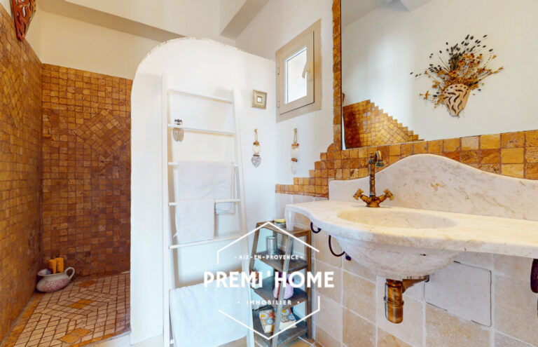 Maison de village en R+3 avec cour et terrasse Aureille - Premi'home Agence immobilière Aix En Provence