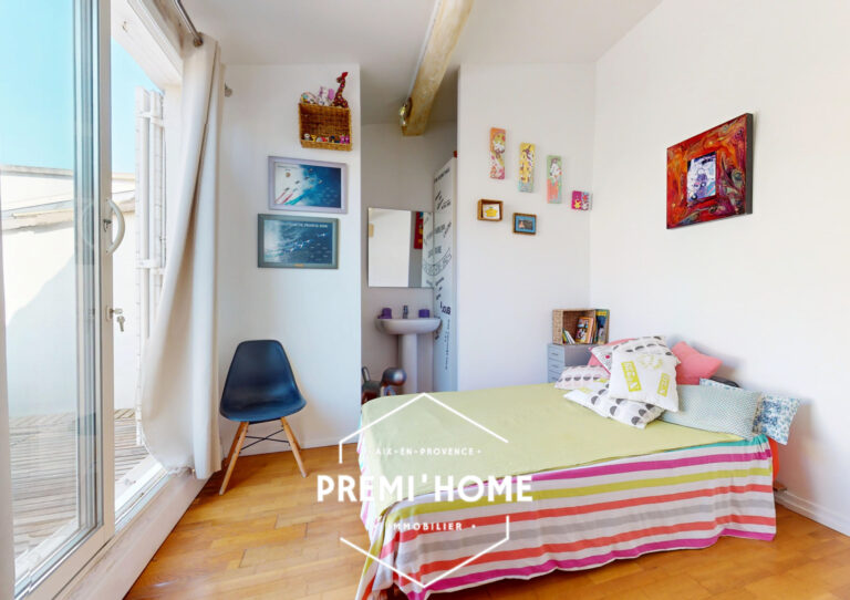 Maison de village en R+3 avec cour et terrasse Aureille - Premi'home Agence immobilière Aix En Provence