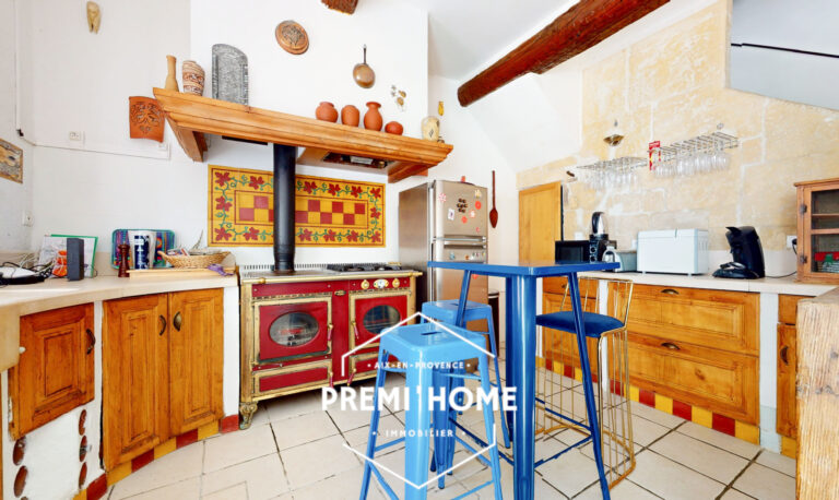 Maison de village en R+3 avec cour et terrasse Aureille - Premi'home Agence immobilière Aix En Provence