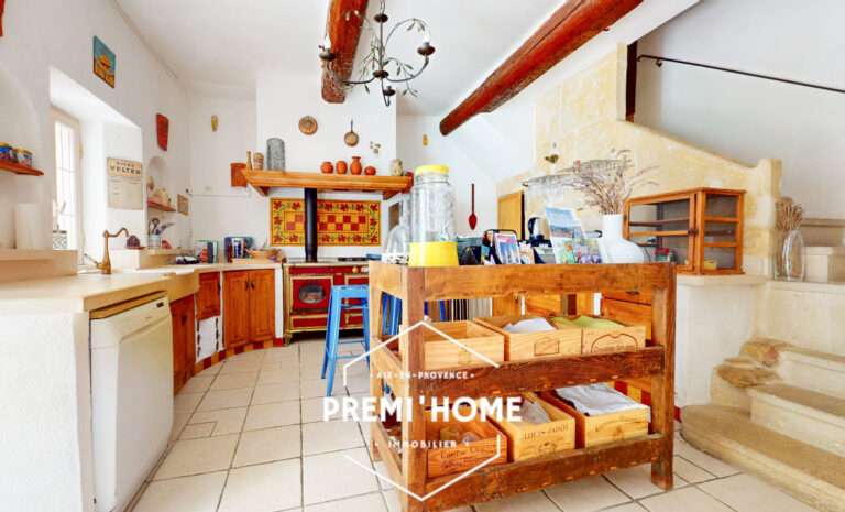 Maison de village en R+3 avec cour et terrasse Aureille - Premi'home Agence immobilière Aix En Provence