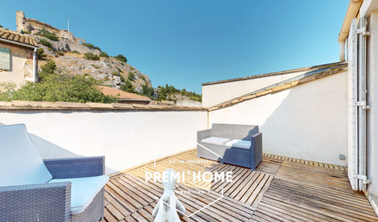 Maison de village en R+3 avec cour et terrasse Aureille - Premi'home Agence immobilière Aix En Provence