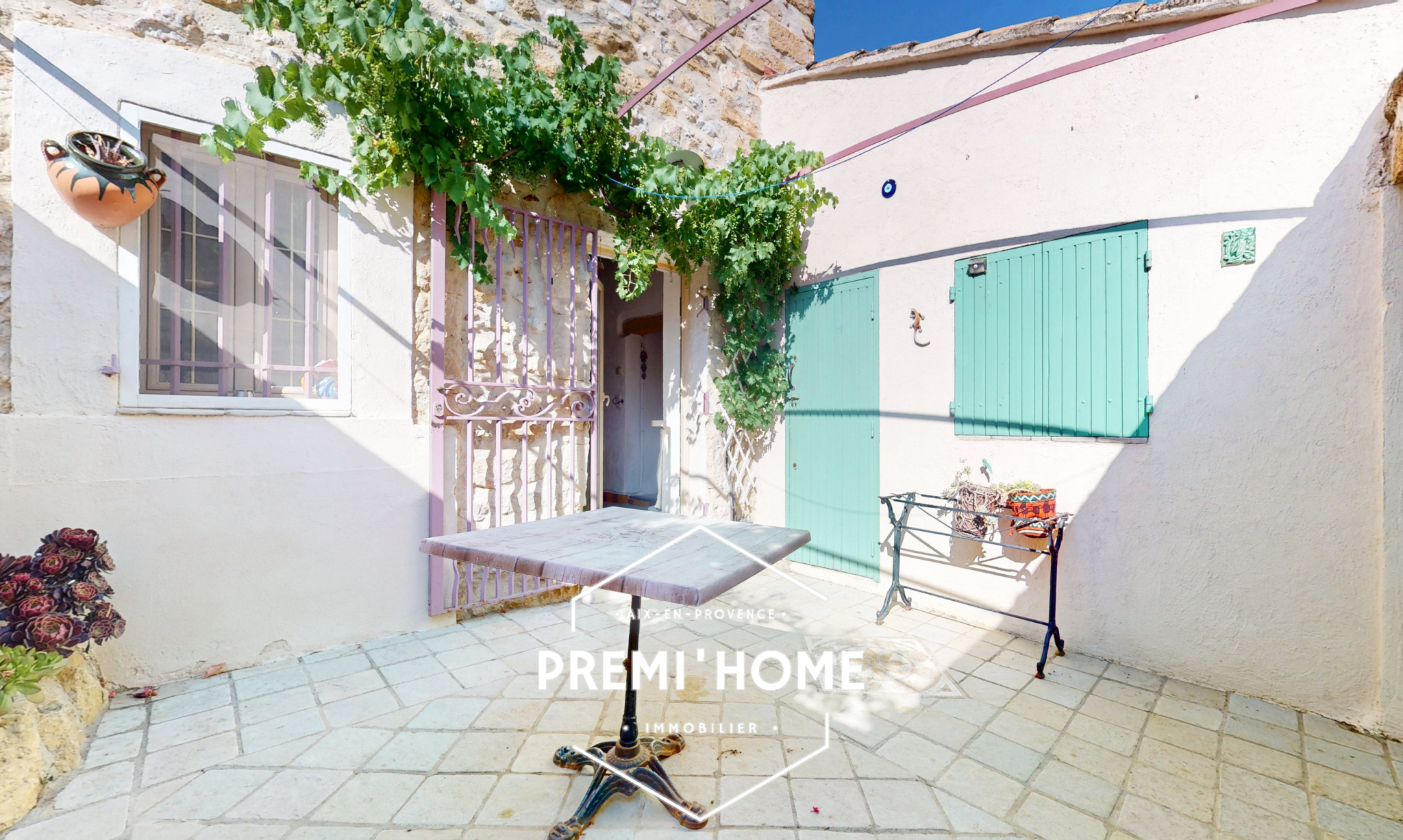 Maison de village en R+3 avec cour et terrasse Aureille - Premi'home Agence immobilière Aix En Provence