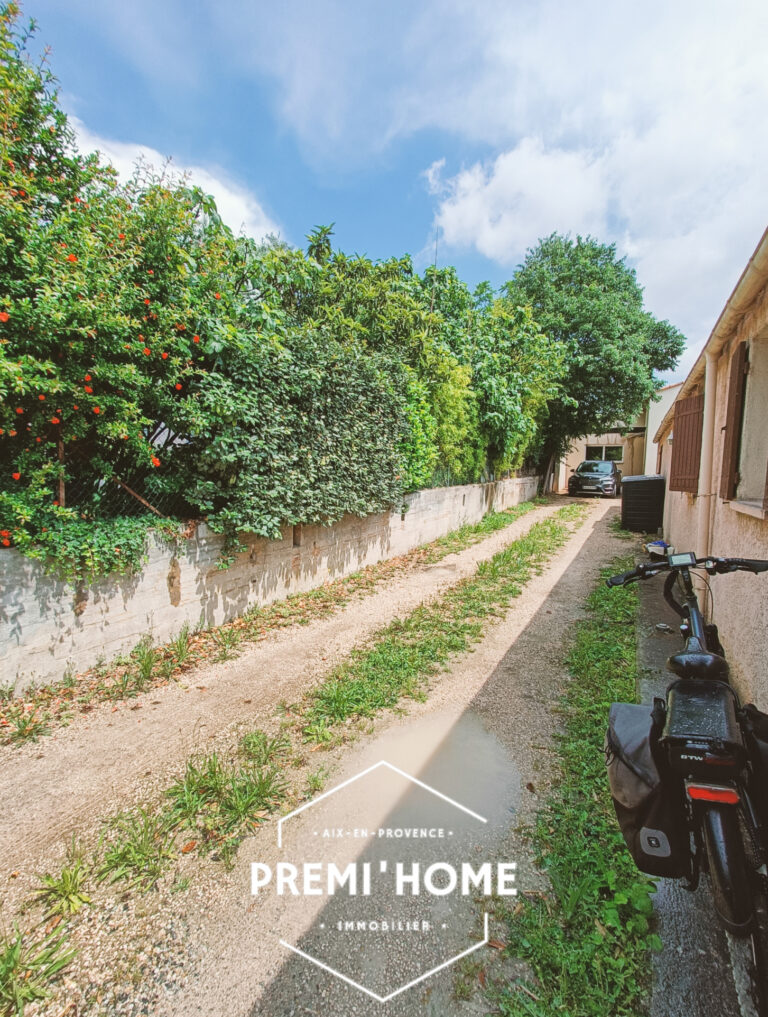 T3 REZ DE JARDIN MAISON, AVEC TERRASSE ET PARKING CENTRE LUY - Premi'home Agence immobilière Aix En Provence
