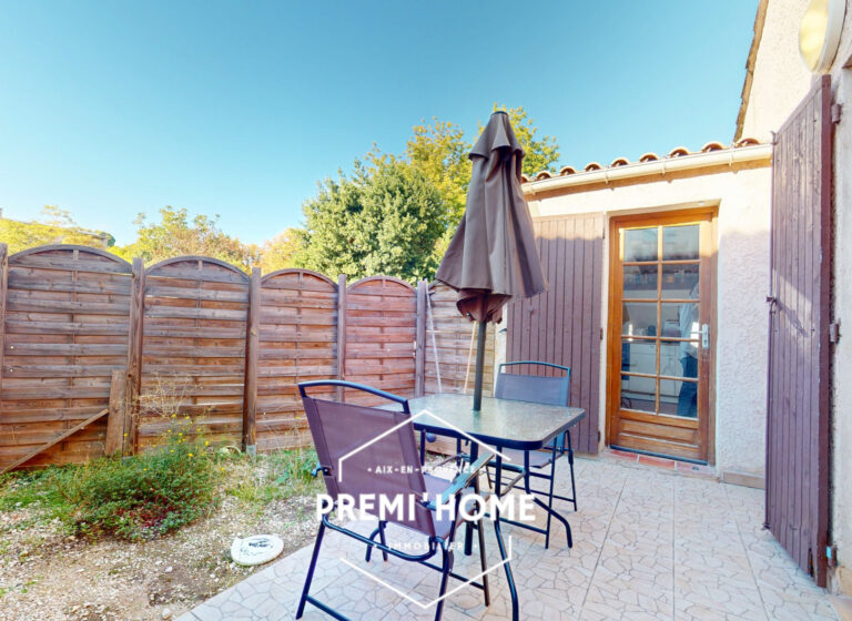 T2 REZ DE JARDIN MAISON AVEC TERRASSE ET PARKING CENTRE LUYN - Premi'home Agence immobilière Aix En Provence