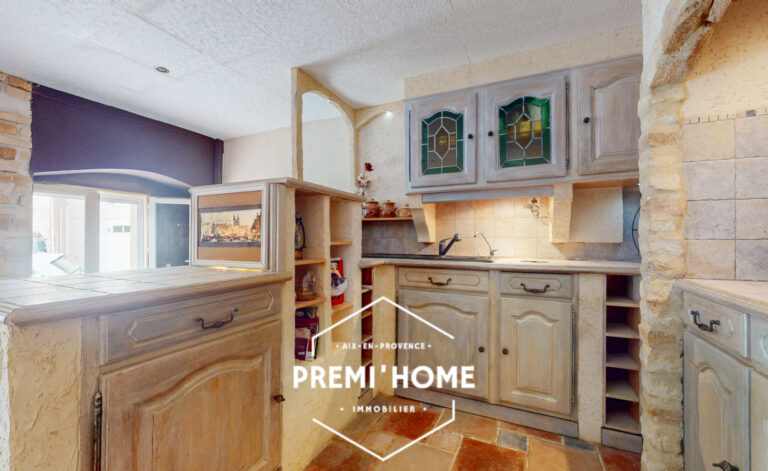MAISON A VENDRE SENAS 4 PIÈCES EN R+2 AVEC GARAGE ET TERRASS - Premi'home Agence immobilière Aix En Provence