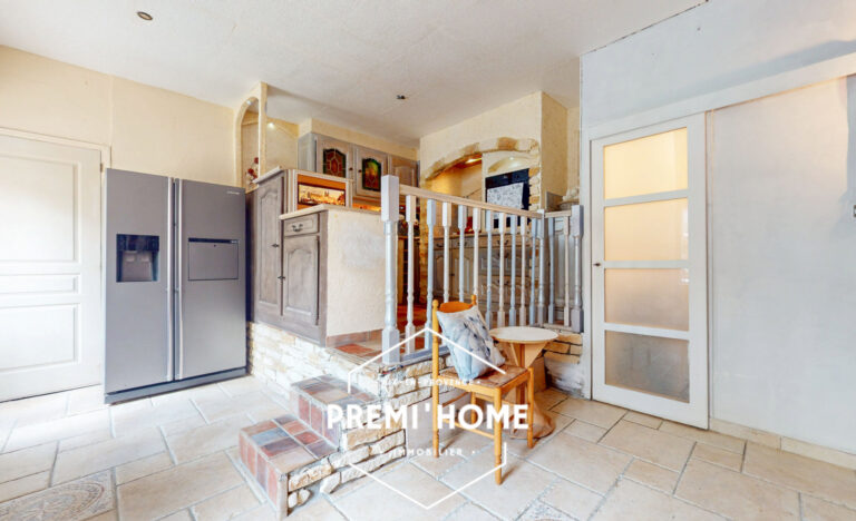 MAISON A VENDRE SENAS 4 PIÈCES EN R+2 AVEC GARAGE ET TERRASS - Premi'home Agence immobilière Aix En Provence