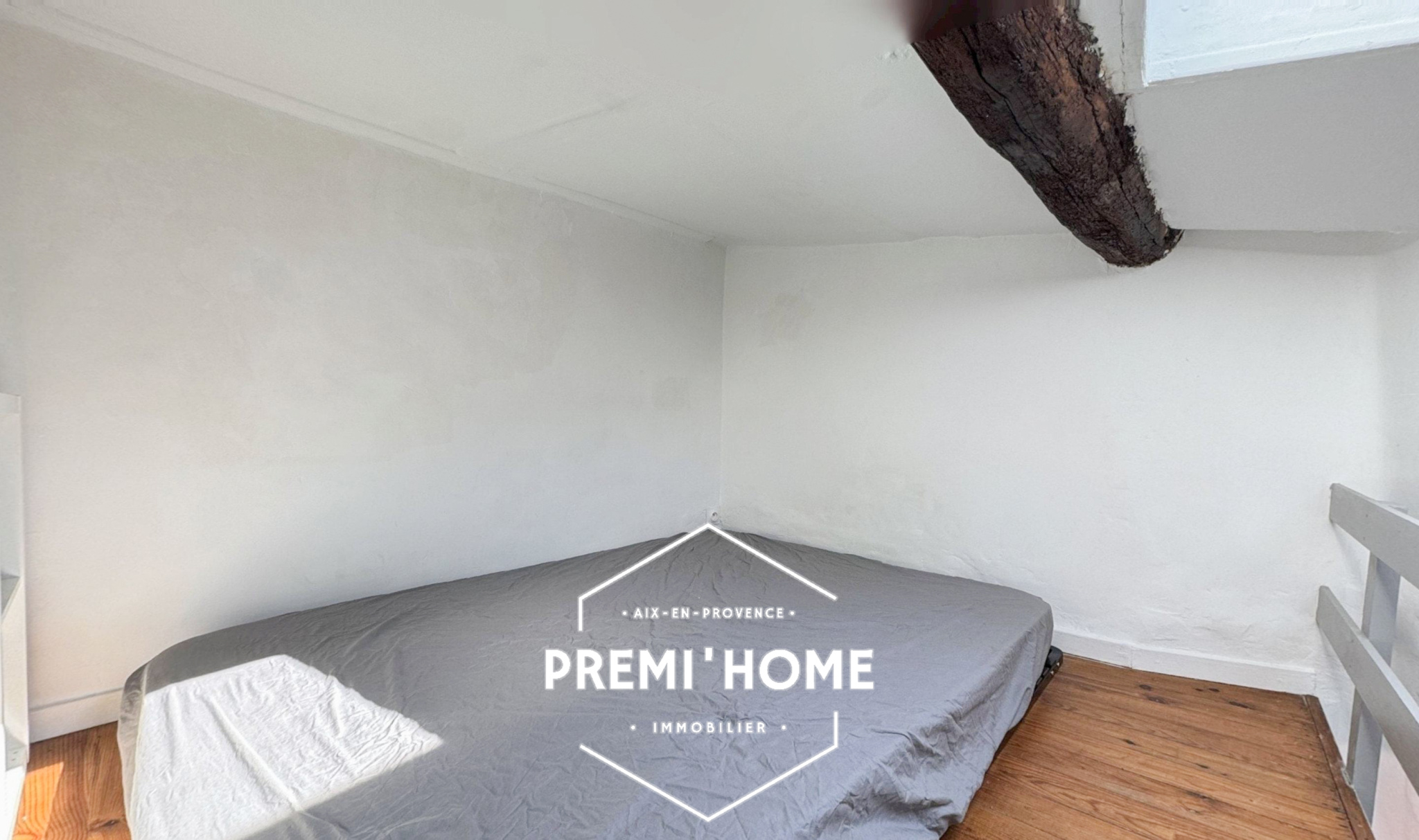 A VENDRE STUDIO AVEC MEZZANINE COEUR HISTORIQUE AIX - Premi'home Agence immobilière Aix En Provence