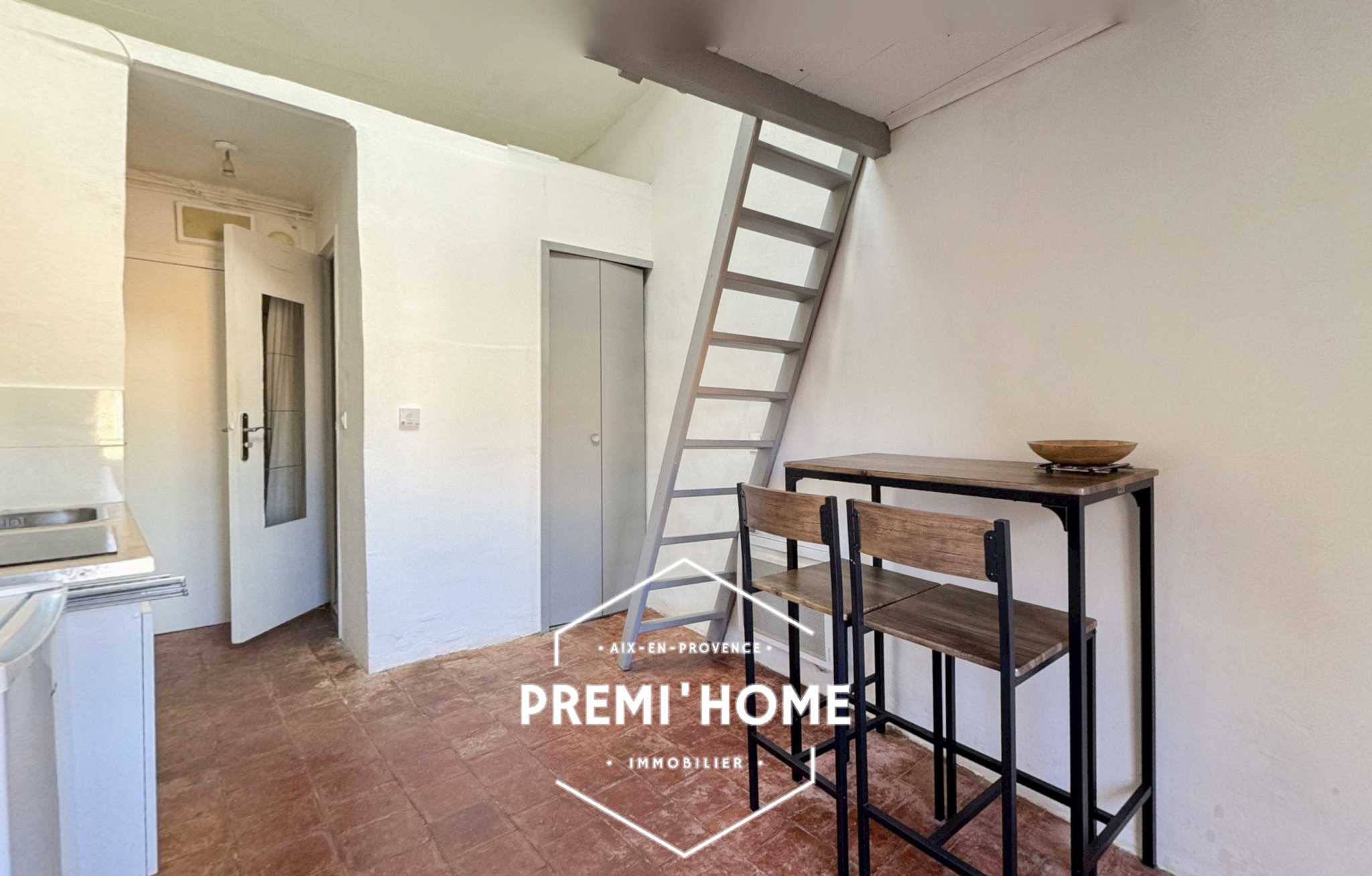 A VENDRE STUDIO AVEC MEZZANINE COEUR HISTORIQUE AIX - Premi'home Agence immobilière Aix En Provence