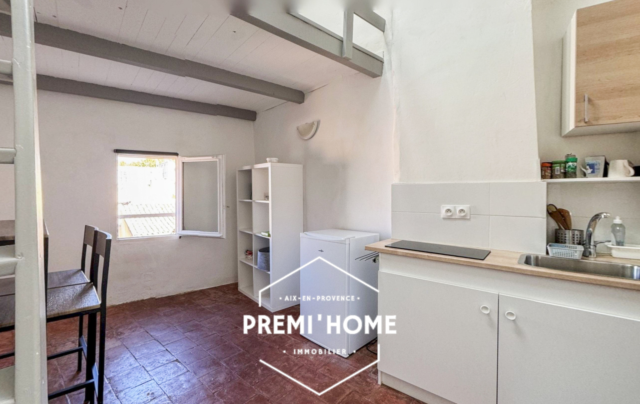 A VENDRE STUDIO AVEC MEZZANINE COEUR HISTORIQUE AIX - Premi'home Agence immobilière Aix En Provence