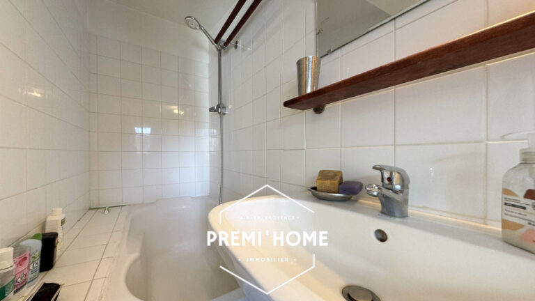 A VENDRE STUDIO CENTRE HISTORIQUE AIX EN PROVENCE - Premi'home Agence immobilière Aix En Provence