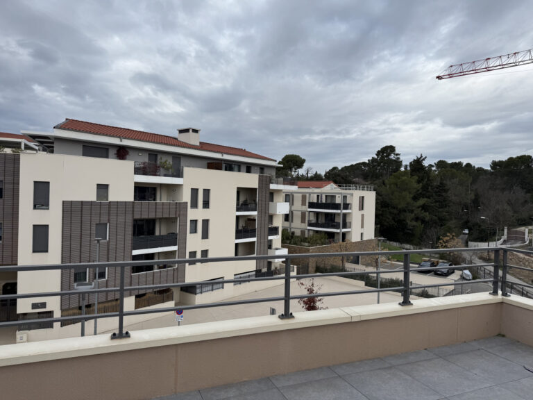 APPARTEMENT DE STANDING – T4 de 99m2 avec terrasse de 150 m2 - Premi'home Agence immobilière Aix En Provence