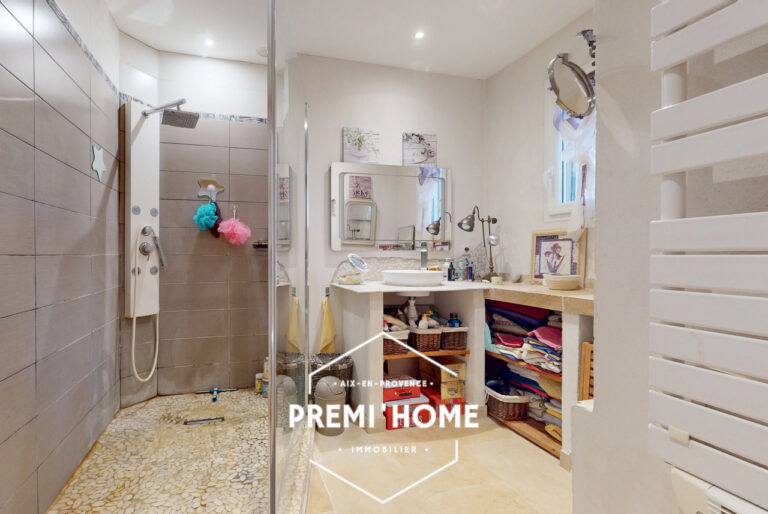 5 PIÈCES 128 M2 MAISON PLAIN PIED PISCINE ET GARAGE AUREILLE - Premi'home Agence immobilière Aix En Provence