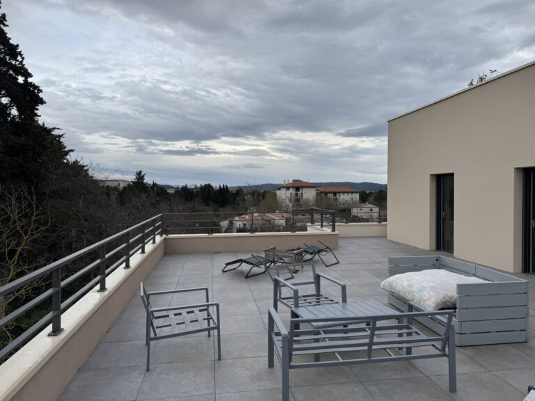 APPARTEMENT DE STANDING – T4 de 99m2 avec terrasse de 150 m2 - Premi'home Agence immobilière Aix En Provence