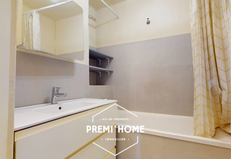 T3 A RAFRAICHIR DENIER ETAGE - Premi'home Agence immobilière Aix En Provence