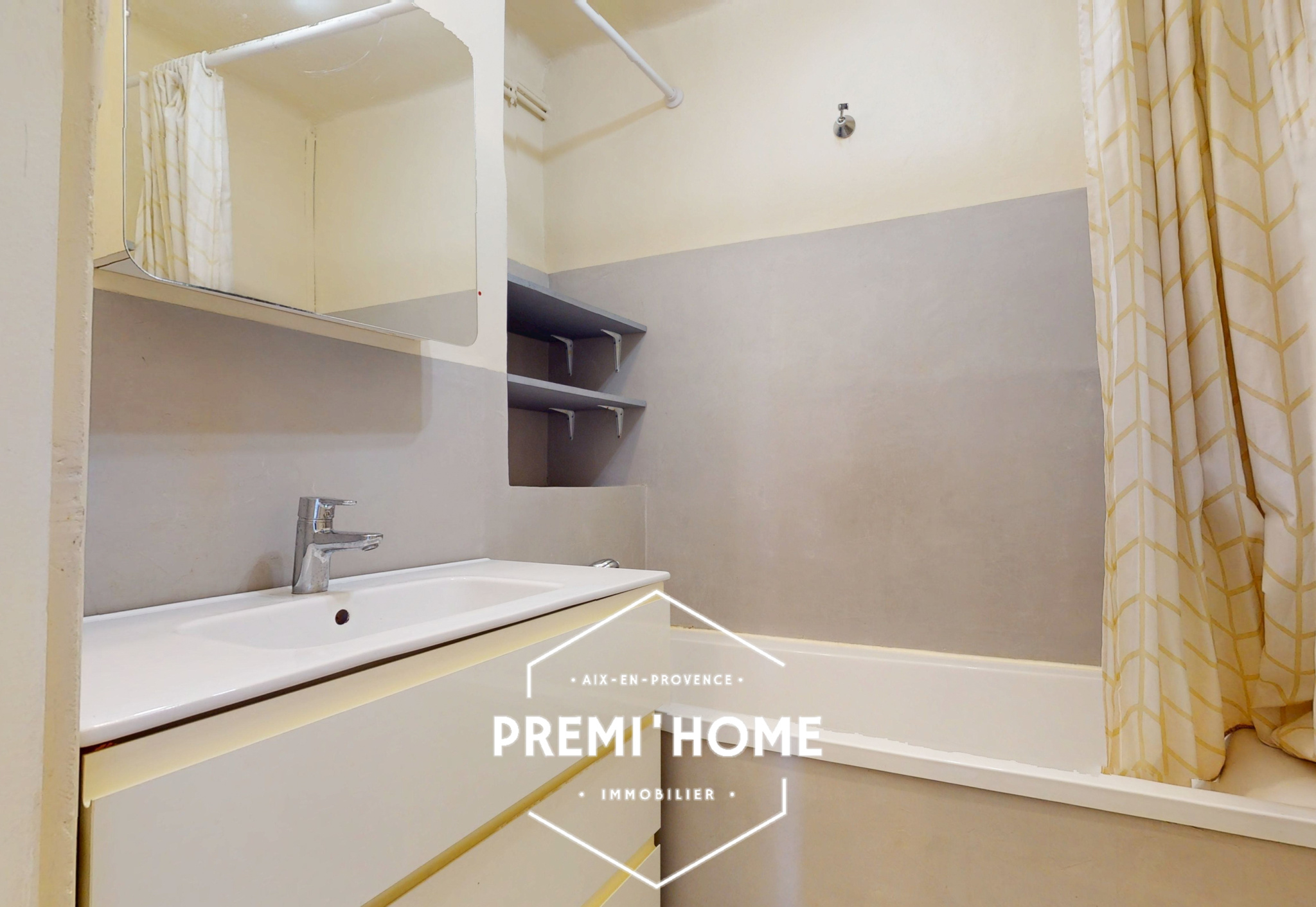 T3 A RAFRAICHIR DENIER ETAGE - Premi'home Agence immobilière Aix En Provence