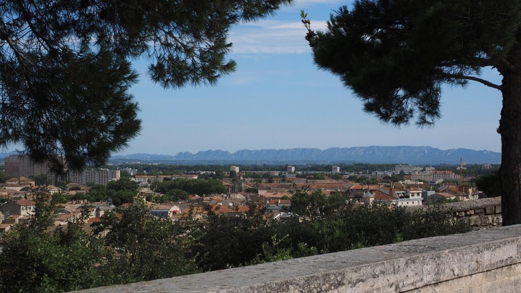 Paysage avec sur les Alpilles, les toits des maisons en tuiles oranges, les montagnes en arrière plan