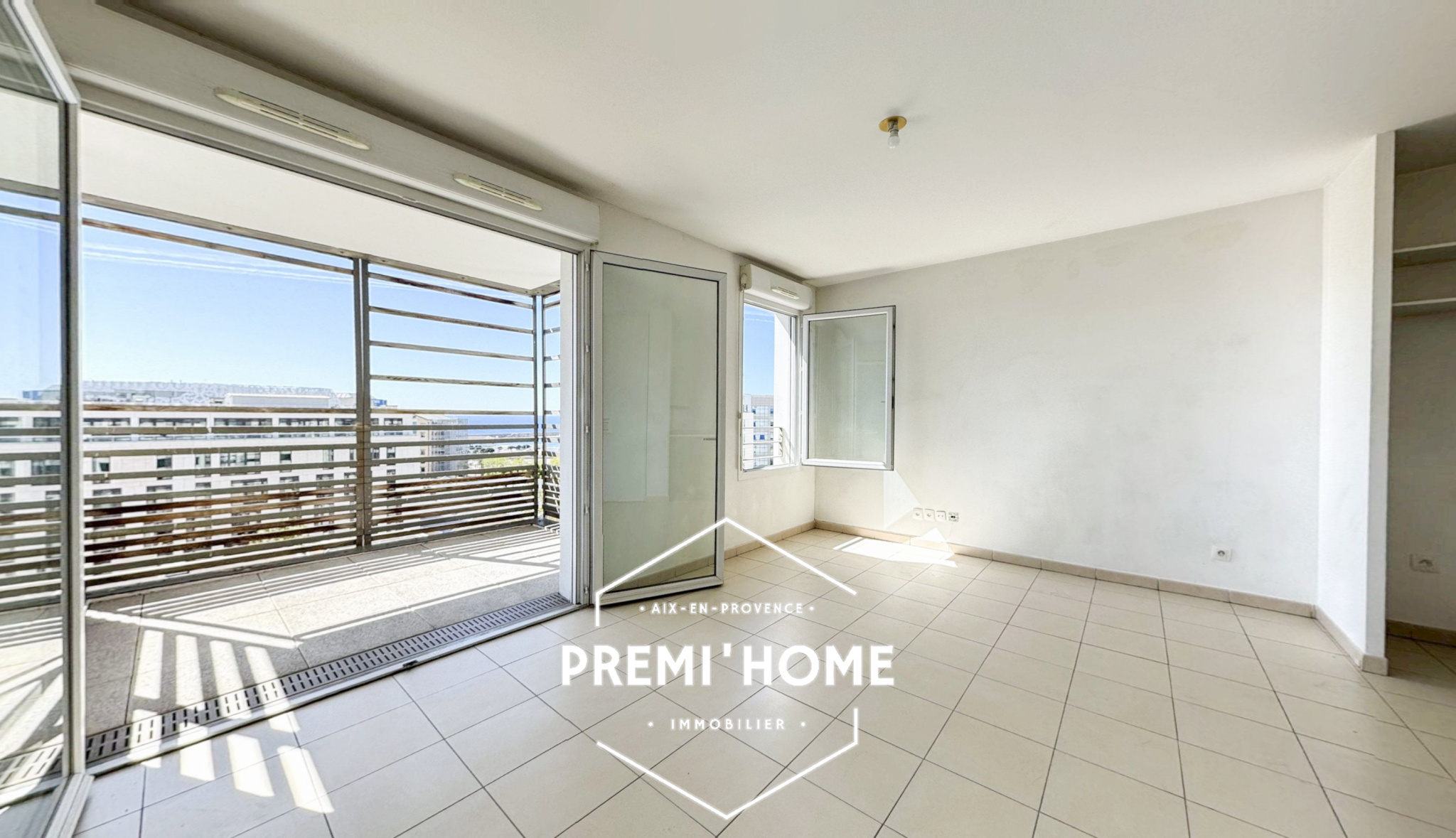T2 VUE MER MARSEILLE QUARTIER JOLIETTE - Premi'home Agence immobilière Aix En Provence