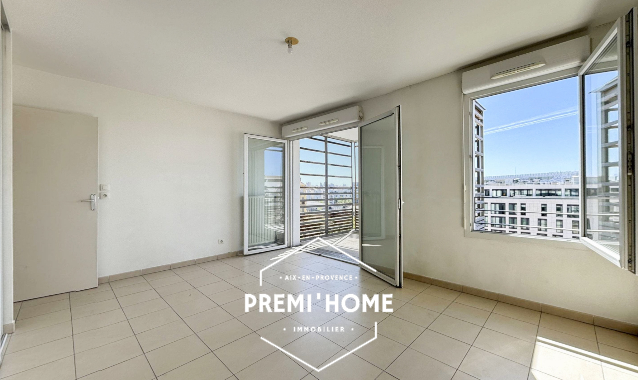 T2 VUE MER MARSEILLE QUARTIER JOLIETTE - Premi'home Agence immobilière Aix En Provence