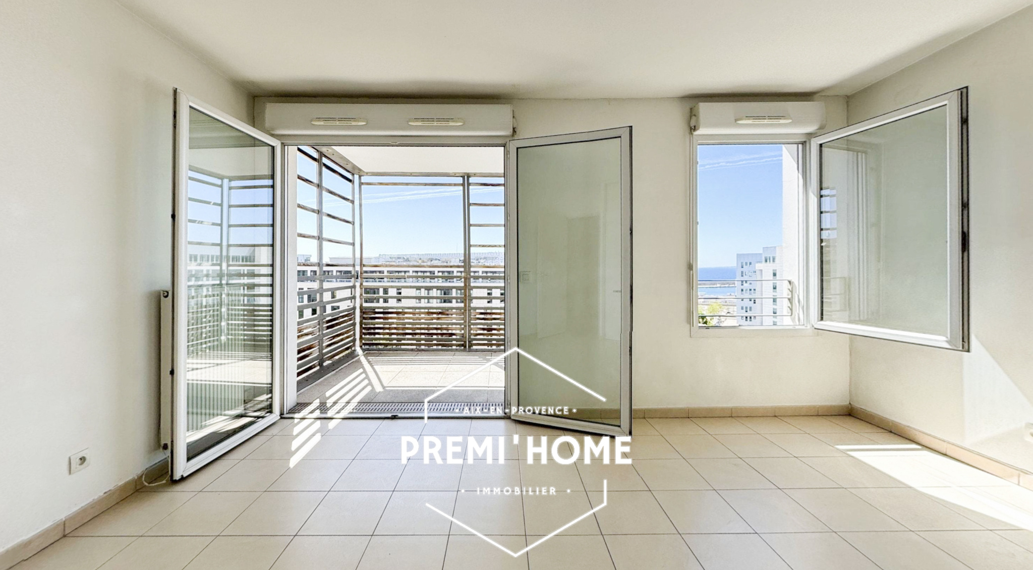 T2 VUE MER MARSEILLE QUARTIER JOLIETTE - Premi'home Agence immobilière Aix En Provence