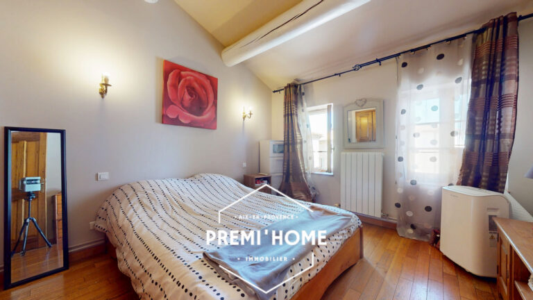 MAISON T7 ENV. 215 M2 AVEC TERRASSE ET COUR PRIVATIVE SAINT - Premi'home Agence immobilière Aix En Provence