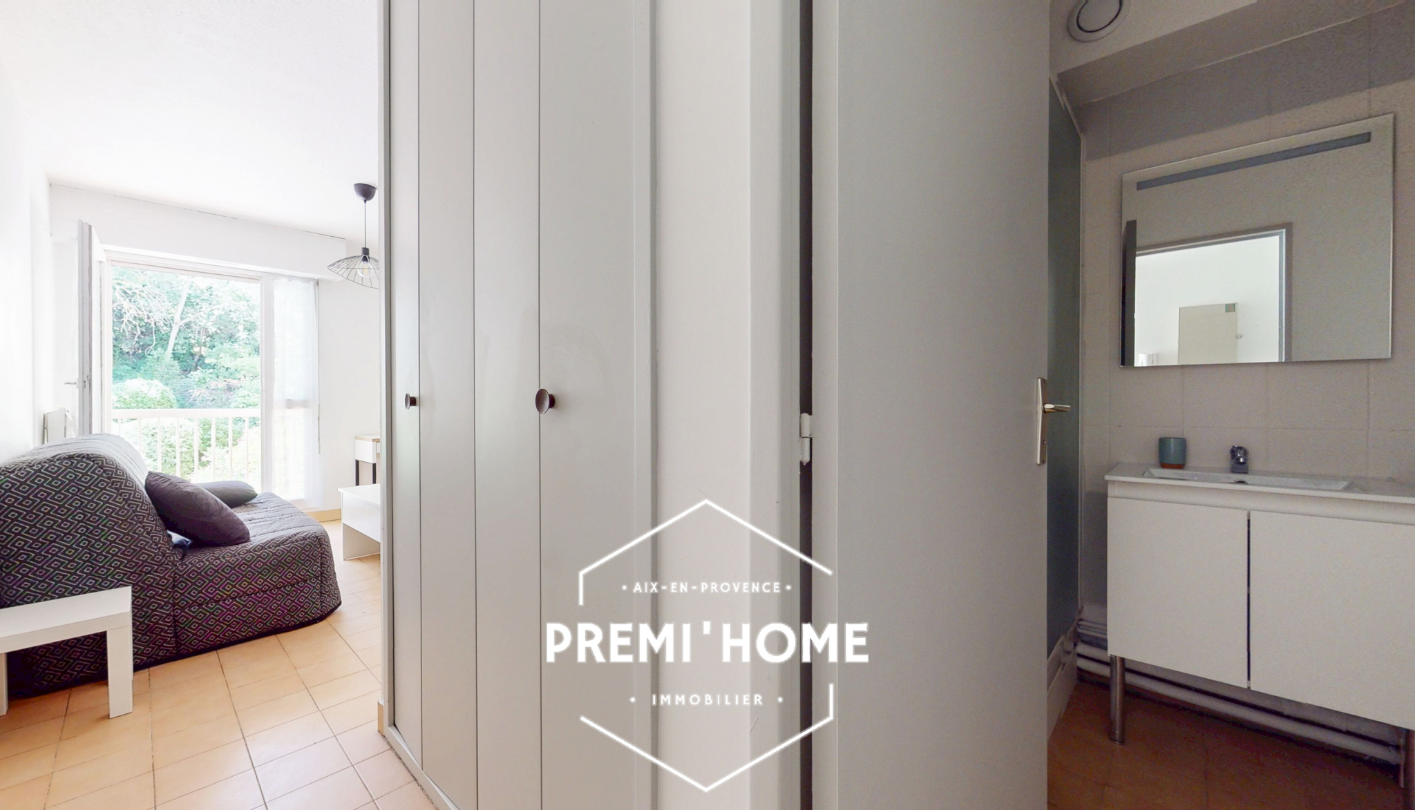 A VENDRE STDUIO MEUBLE AVEC CAVE ET PLACE PRIVATIVE AUX OUES - Premi'home Agence immobilière Aix En Provence