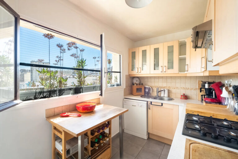 MARSEILLE   T3 DERNIER ÉTAGE AVEC BALCON, PARKING ET CAVE - Premi'home Agence immobilière Aix En Provence