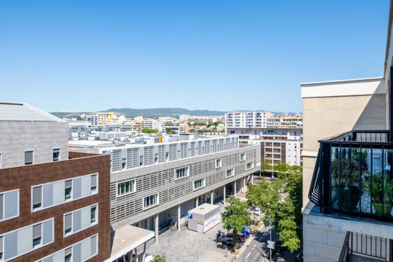 MARSEILLE   T3 DERNIER ÉTAGE AVEC BALCON, PARKING ET CAVE - Premi'home Agence immobilière Aix En Provence