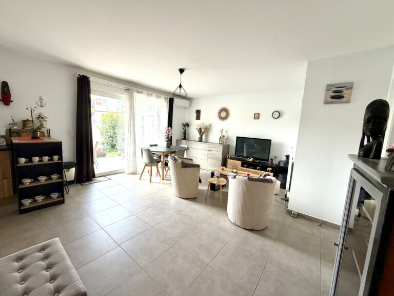 SAINT-MAXIMIN-LA-SAINTE-BAUME T3 AVEC JARDIN ET TERRASSE - Premi'home Agence immobilière Aix En Provence